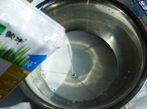 干净的盆里倒入牛奶。