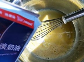 继续倒入淡奶油。