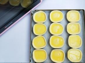 倒入过筛好的蛋挞液，九分满即可。