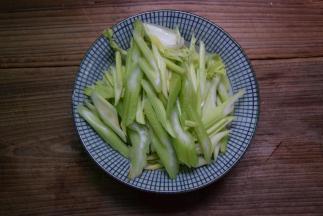 西芹洗净斜刀切块