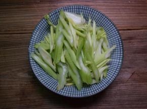 西芹洗净斜刀切块