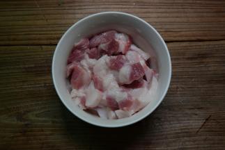 猪肉洗净切块