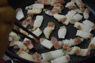 起锅热油，放入猪肉煎出油