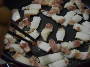 起锅热油，放入猪肉煎出油