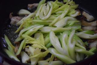 倒入芹菜，翻炒两三分钟