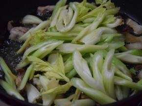 倒入芹菜，翻炒两三分钟