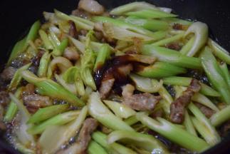 再加入生抽和蚝油，翻炒两分钟