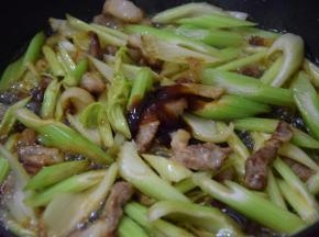 再加入生抽和蚝油，翻炒两分钟