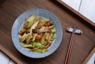 出锅装碗食用。