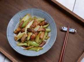 出锅装碗食用。