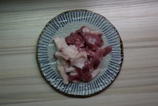 将猪肉洗净切块