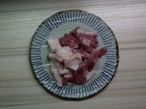 将猪肉洗净切块