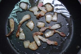 将较肥的猪肉入锅煎出油