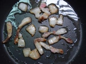 将较肥的猪肉入锅煎出油