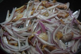 加入洋葱翻炒至变透明