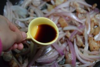 加入生抽翻炒两分钟