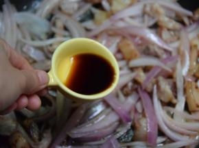 加入生抽翻炒两分钟