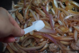 加入少许盐翻炒均匀即可出锅