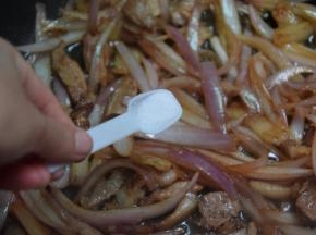 加入少许盐翻炒均匀即可出锅