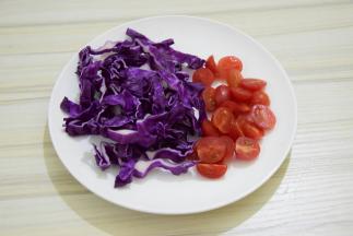 圣女果和紫甘蓝切好