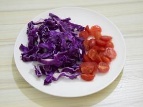 圣女果和紫甘蓝切好