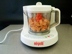 红薯切小丁，放入辅食机中蒸十分钟