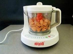 红薯切小丁，放入辅食机中蒸十分钟