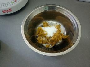 趁热加入白糖拌匀