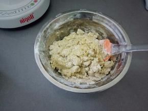 加入糯米粉拌匀