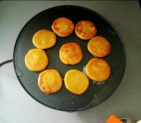 煎至两面金黄即可