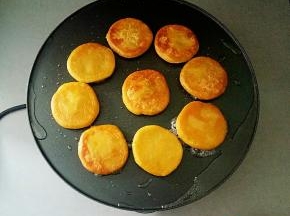 煎至两面金黄即可