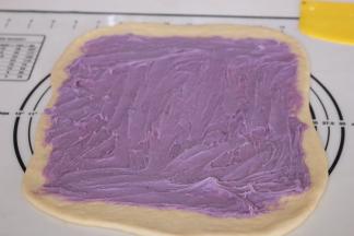 抹上香芋紫薯泥，四周不要涂抹