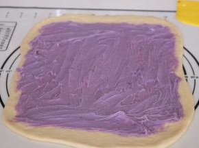 抹上香芋紫薯泥，四周不要涂抹