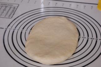 发酵好的面团排气