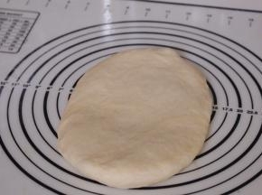 发酵好的面团排气