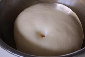 揉好的面团室温发酵，大约1.5小时左右，用手指蘸面粉戳洞不回缩即为发酵完成