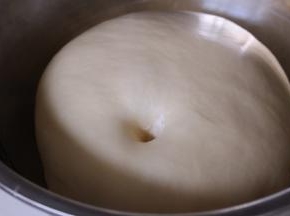 揉好的面团室温发酵，大约1.5小时左右，用手指蘸面粉戳洞不回缩即为发酵完成