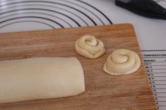 捏紧收边，切掉两头不规则的部分，然后等分六份