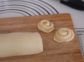 捏紧收边，切掉两头不规则的部分，然后等分六份