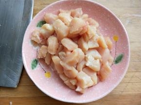 鸡胸肉切拇指大小的丁。