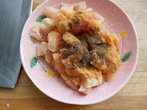 放盐，五香粉，花椒粉。