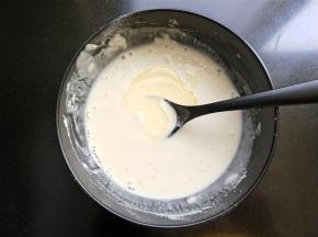 放清水，放一小勺食用油拌匀。