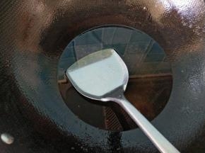 锅内放油，烧三成热。