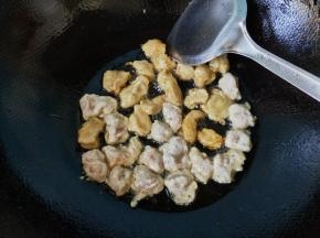 放鸡胸肉，小火炸。