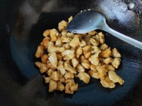 开大火，将鸡胸肉再炸一遍。