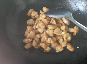 两面炸黄，就可以捞出了。