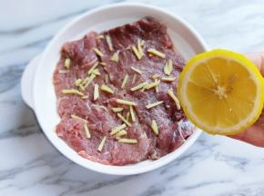 再挤入柠檬汁。