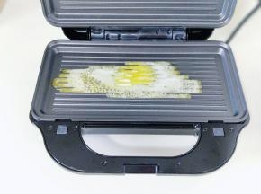 将黄油放入烤盘中。