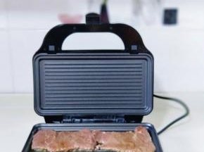 待黄油融化后加入腌制好的牛排，盖上盖子，煎2分钟。(牛排可以根据个人喜欢，来增减煎牛排时间)我做给宝贝吃的，所以一般都煎8分熟。