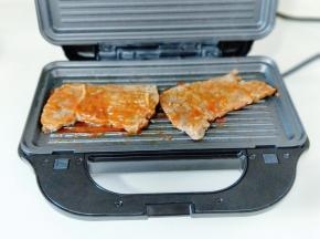 将米凡欧斯牛排机断电，借助余温食番茄酱融化使牛排吸收即可夹出。